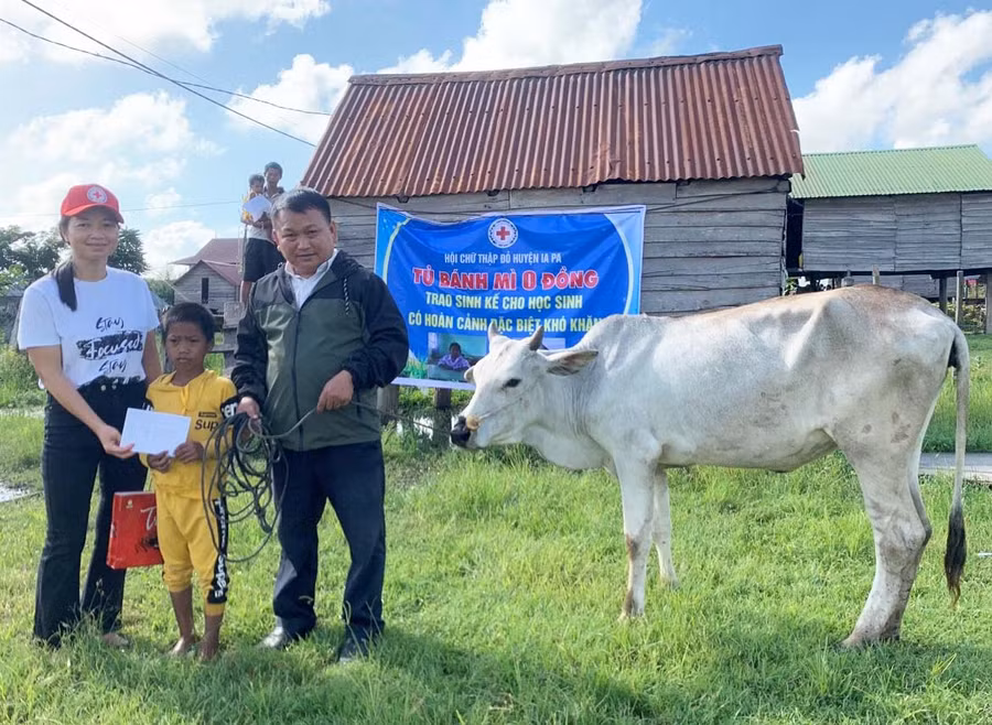 Thầy Tùng trao sinh kế cho học sinh có hoàn cảnh khó khăn. Ảnh: Vũ Chi