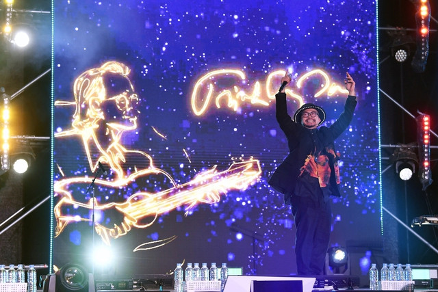 Ca sĩ Hà Lê thành công với Trịnh Contemporary. (Ảnh: TÌNH LÊ) Ca sĩ Hà Lê thành công với Trịnh Contemporary. (Ảnh: TÌNH LÊ)