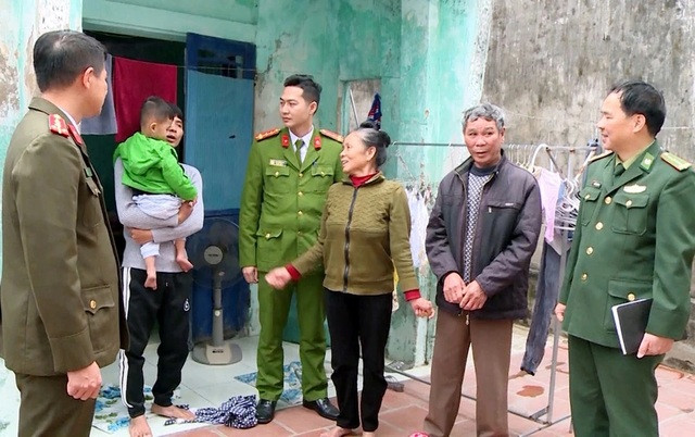 Công an huyện Quảng Xương tuyên truyền, vận động nhân dân chấp hành nghiêm các quy định về xuất, nhập cảnh, tránh dính cạm bẫy buôn bán người. Ảnh: Công an Thanh Hóa Công an huyện Quảng Xương tuyên truyền, vận động nhân dân chấp hành nghiêm các quy định về xuất, nhập cảnh, tránh dính cạm bẫy buôn bán người. Ảnh: Công an Thanh Hóa