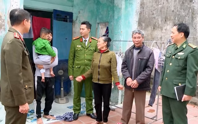 Công an huyện Quảng Xương tuyên truyền, vận động nhân dân chấp hành nghiêm các quy định về xuất, nhập cảnh, tránh dính cạm bẫy buôn bán người. Ảnh: Công an Thanh Hóa