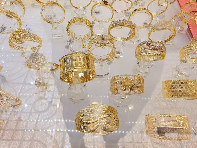 Giá vàng trong nước tăng vọt. Ảnh: Tấn Thạnh