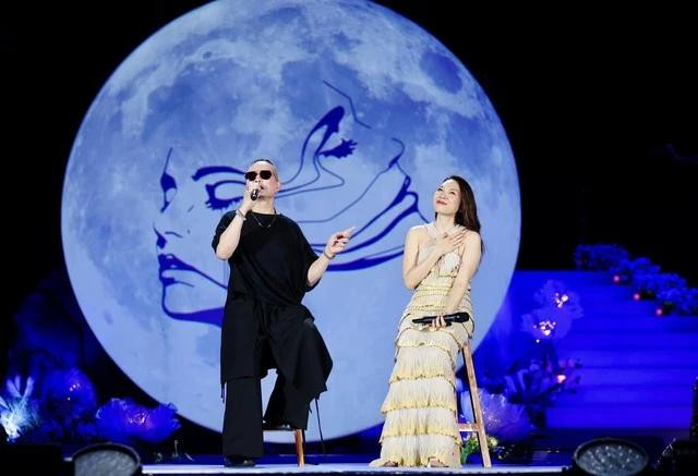 Mỹ Tâm lần đầu song ca cùng Jimmii Nguyễn tại liveshow biển Hồ Tràm Mỹ Tâm lần đầu song ca cùng Jimmii Nguyễn tại liveshow biển Hồ Tràm