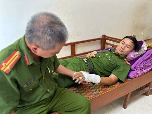 Thượng úy Trần Đức Tài đang điều trị tại Trung tâm y tế H.Ba Tơ (Quảng Ngãi)