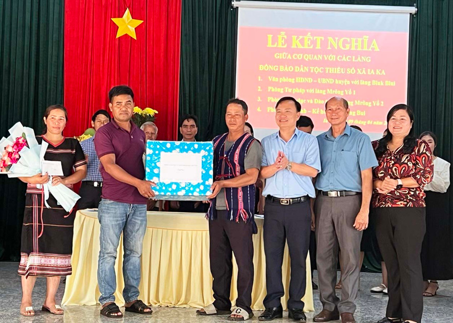 Công tác kết nghĩa nhằm tăng cường khối đại đoàn kết trong vùng đồng bào DTTS. Ảnh: K.P Công tác kết nghĩa nhằm tăng cường khối đại đoàn kết trong vùng đồng bào DTTS. Ảnh: K.P