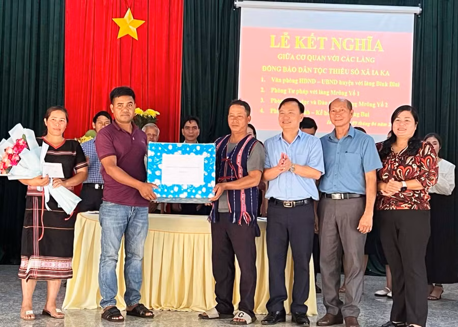 Công tác kết nghĩa nhằm tăng cường khối đại đoàn kết trong vùng đồng bào DTTS. Ảnh: K.P Công tác kết nghĩa nhằm tăng cường khối đại đoàn kết trong vùng đồng bào DTTS. Ảnh: K.P