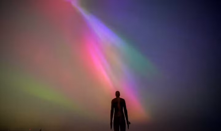 Cực quang trên bức hình được đặt tên "Hành tinh khác" của Antony Gormley, chụp tại Bãi biển Crosby, Liverpool, Anh. (Ảnh: PA)