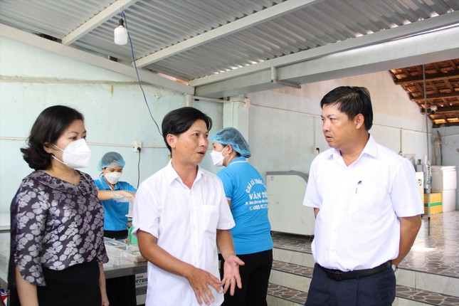 Anh Cao Văn Tới giới thiệu xưởng sản xuất chả cá với Phó Bí thư Thành ủy Đà Nẵng Lương Nguyễn Minh Triết vào năm 2023