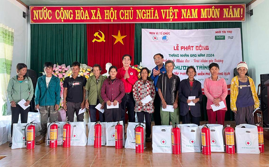 Phó Chủ tịch Hội Chữ Thập đỏ tỉnh Gia Lai Cao Xuân Nam (thứ 6 từ trái qua) tặng quà cho các hộ nghèo. Ảnh: Phương Liên Phó Chủ tịch Hội Chữ Thập đỏ tỉnh Gia Lai Cao Xuân Nam (thứ 6 từ trái qua) tặng quà cho các hộ nghèo. Ảnh: Phương Liên