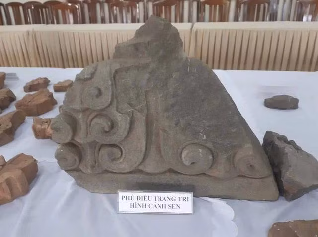 Hiện vật phù điêu trang trí hình cánh sen được phát hiện trong đợt khai quật vào năm 2023 ở phế tích tháp Đại Hữu Hiện vật phù điêu trang trí hình cánh sen được phát hiện trong đợt khai quật vào năm 2023 ở phế tích tháp Đại Hữu