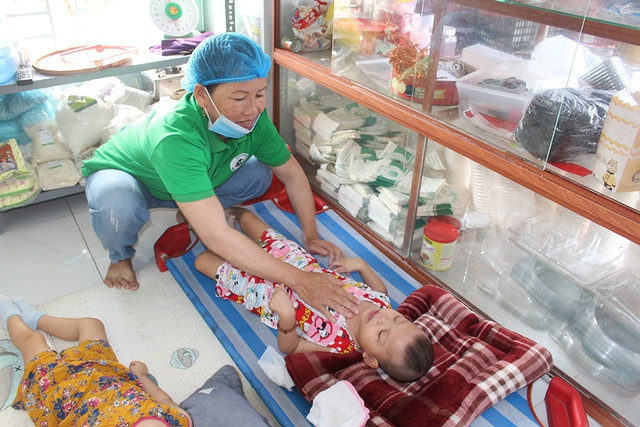 Nhiều phụ nữ tới làm việc tại xưởng của chị Thủy cũng có con hoặc cháu bị bại não, khuyết tật