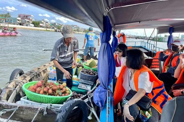 Du khách thưởng thức trái cây tại chợ nổi Cái Răng (Cần Thơ) Du khách thưởng thức trái cây tại chợ nổi Cái Răng (Cần Thơ)