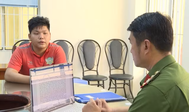 Nguyễn Khoa Minh tại cơ quan công an