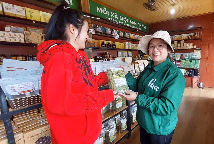 Sản phẩm OCOP Gia Lai bán tại khu du lịch Biển Hồ. Ảnh: N.D Sản phẩm OCOP Gia Lai bán tại khu du lịch Biển Hồ. Ảnh: N.D