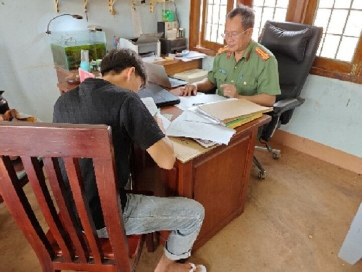 Phòng An ninh Chính trị nội bộ làm việc với A.Y.C. (Ảnh: C.A) Phòng An ninh Chính trị nội bộ làm việc với A.Y.C. (Ảnh: C.A)