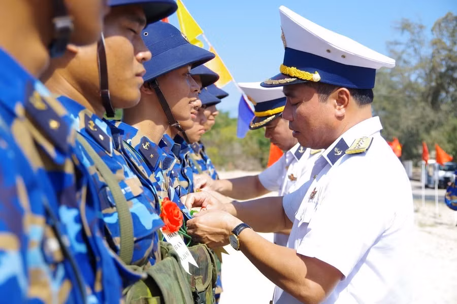 Đại tá Nguyễn Văn Bách, Tư lệnh Vùng 4 Hải quân (phải) được bổ nhiệm giữ chức Phó Tư lệnh kiêm Tham mưu trưởng Quân chủng Hải quân, Bộ Quốc phòng. (Ảnh: TTXVN phát)