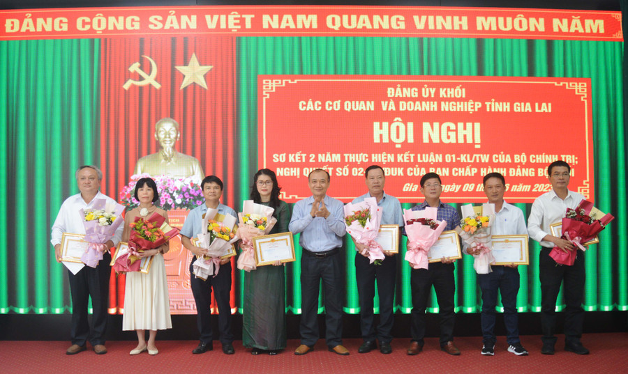 Bí thư Đảng ủy Khối các Cơ quan và Doanh nghiệp tỉnh Huỳnh Minh Thuận tặng giấy khen cho 8 tập thể có thành tích trong học tập và làm theo tư tưởng, đạo đức, phong cách Hồ Chí Minh giai đoạn 2021-2023. Ảnh: P.D