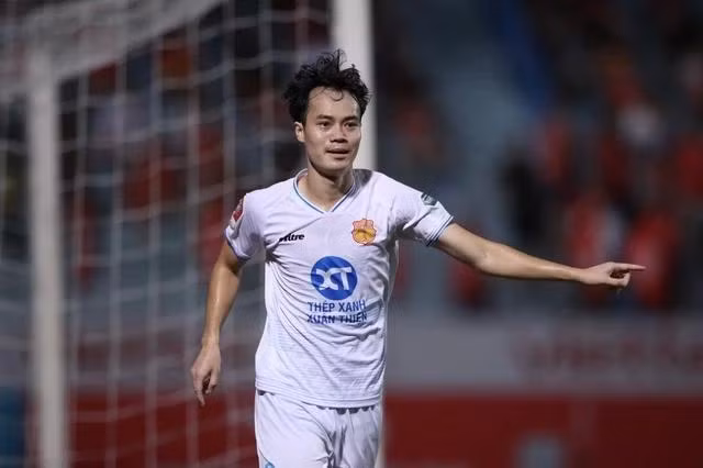 Văn Toàn đưa Nam Định vượt lên dẫn bàn Văn Toàn đưa Nam Định vượt lên dẫn bàn