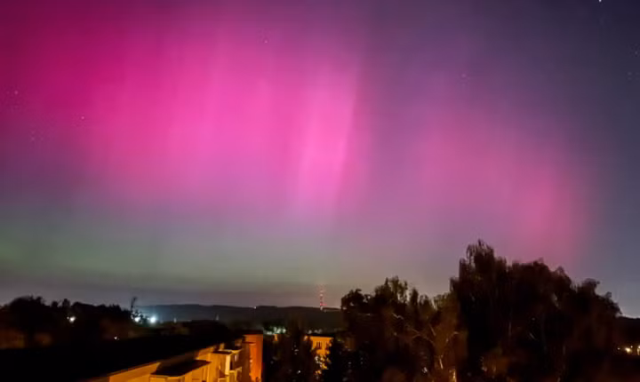 Cực quang rực sáng trên bầu trời Ostrava ở Cộng hòa Séc. (Ảnh: Getty Images)