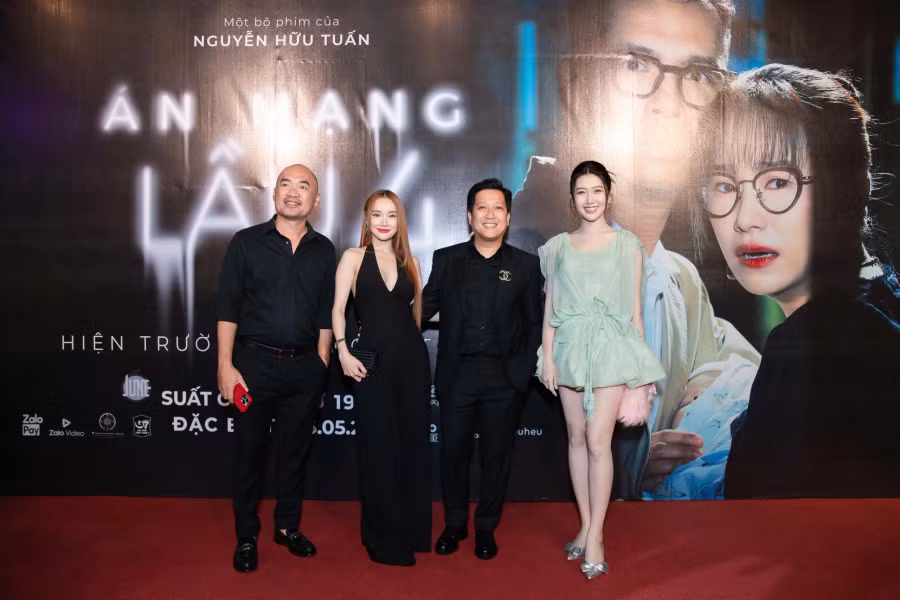 Thúy Ngân diện váy ngắn khoe chân dài tại thảm đỏ. Nữ diễn viên rạng rỡ chụp ảnh cùng Trường Giang, Nhã Phương, Tiến Luật