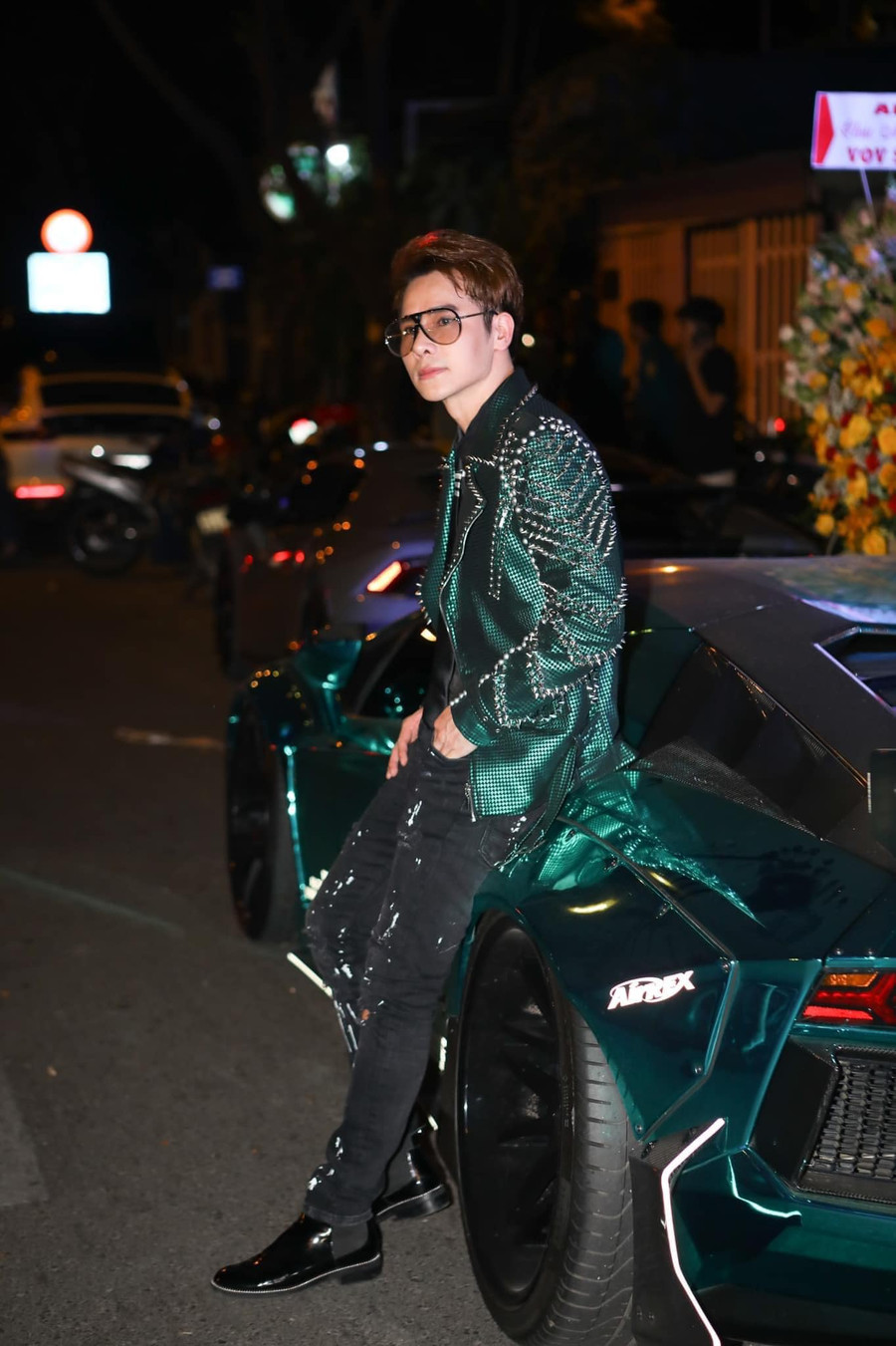 Ca sĩ Chu Bin là ai? - Ảnh 6. Chu Bin từng vướng ồn ào tình ái khi bị bạn gái cũ đăng đàn tố thiếu trách nhiệm, ngoại tình… Khi đó, anh không ngại lên tiếng đáp trả song vấp phải phản ứng của cư dân mạng. Sự việc khiến Chu Bin bị hủy một đêm nhạc. Ban tổ chức đưa ra lý do rằng giọng ca 8X “không đủ điều kiện cho phép”. Ảnh: FBNV