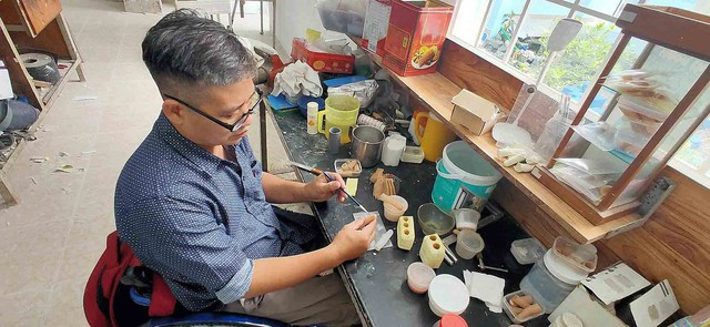 Sinh tồn hậu chấn thương tủy sống: Chắt chiu hạnh phúc - Ảnh 3. Anh Đặng Văn Trường là thợ lành nghề tại Xưởng dụng cụ chỉnh hình, BV Phục hồi chức năng - Điều trị bệnh nghề nghiệp TP.HCM. Ảnh: NHƯ LỊCH