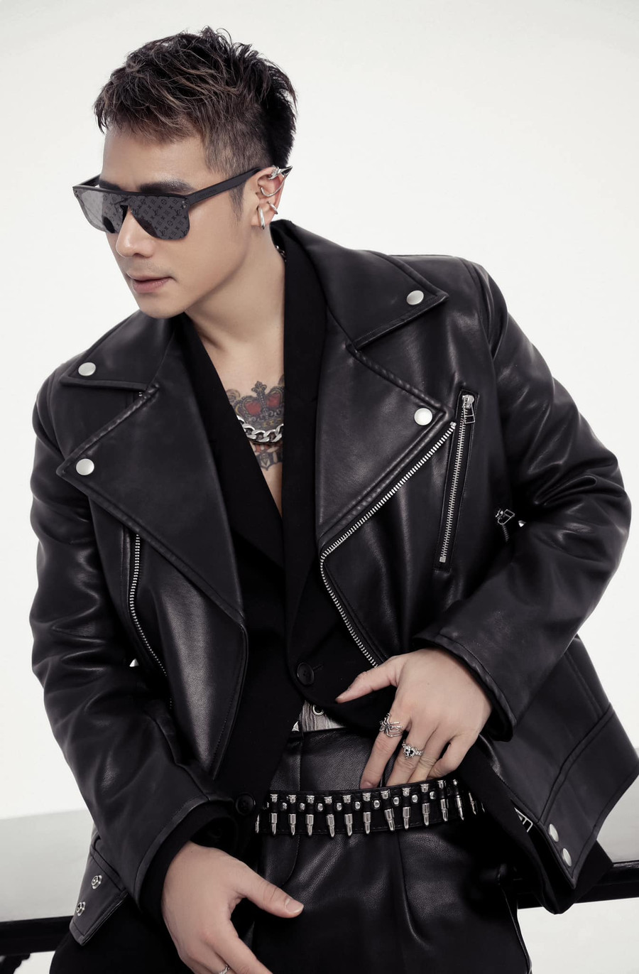 Ca sĩ Chu Bin là ai? - Ảnh 2. Chu Bin từng chia sẻ anh bén duyên với nghệ thuật khi là học sinh lớp 12. Trong một lần đi chơi, anh ngẫu hứng lên hát vì được bạn bè giới thiệu. Tiết mục tạo ấn tượng với chủ quán nên giọng ca sinh năm 1985 được mời đến hát mỗi đêm với mức thù lao 20.000 đồng. Từ đó anh nuôi ước mơ trở thành ca sĩ. Ảnh: FBNV