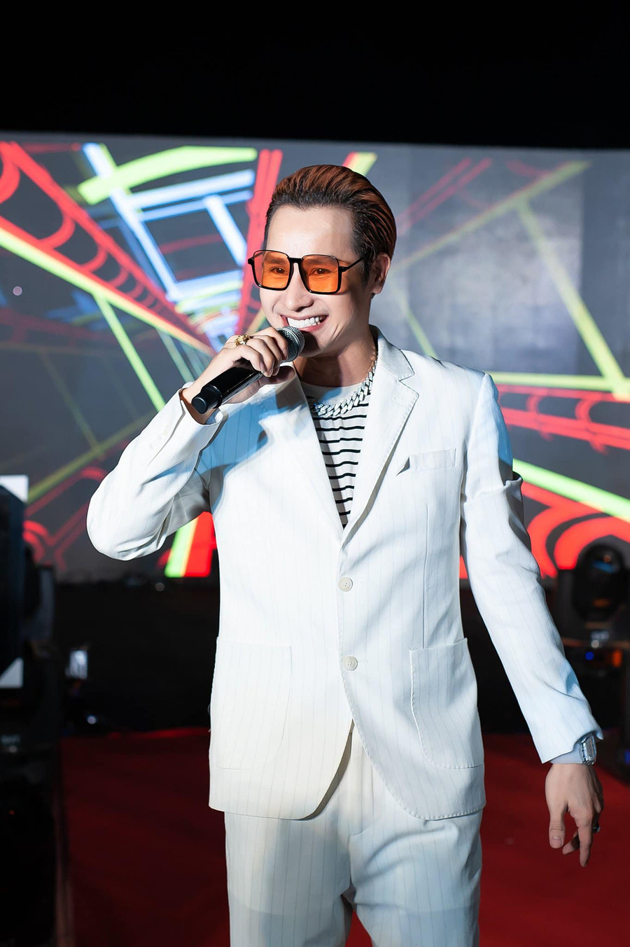 Ca sĩ Chu Bin là ai? - Ảnh 3. Thời mới vào nghề, Chu Bin đi diễn ở hội chợ, đồng thời làm thêm một số công việc khác như bốc vác, bán vé… để có thu nhập trang trải cuộc sống. Vào TP.HCM lập nghiệp từ 2005, sau vài năm, Chu Bin có cho mình những bản hit như Hãy xem là giấc mơ, Giả vờ thương anh được không?… Nhờ đó tên tuổi của anh được chú ý hơn. Ảnh: FBNV