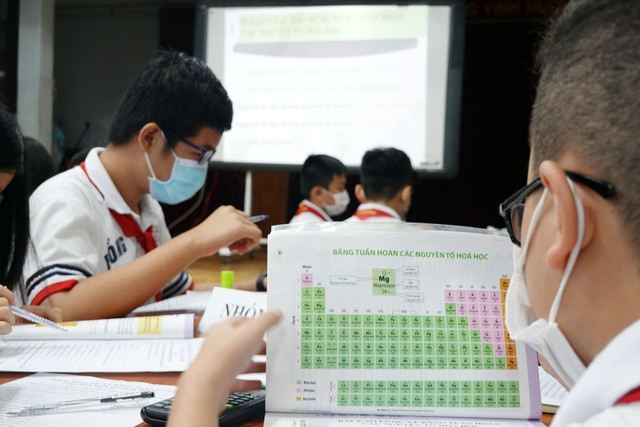 Bộ GD-ĐT 'điều chỉnh' môn tích hợp thế nào? - Ảnh 3. Ở môn khoa học tự nhiên (cấp THCS), Bộ GD-ĐT yêu cầu các nhà trường phân công giáo viên bảo đảm sự phù hợp về chuyên môn được đào tạo với nội dung dạy học được phân công. Ảnh: ĐÀO NGỌC THẠCH