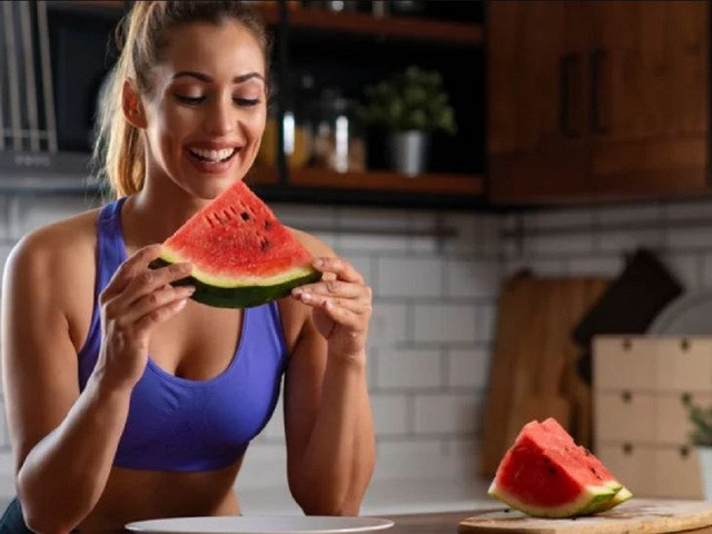 Lợi ích bất ngờ của dưa hấu với người tập gym - Ảnh 1. Nhờ nguồn kali và nước dồi dào, dưa hấu giúp duy trì cân bằng nước và điện giải cho người tập gym. Ảnh: SHUTTERSTOCK