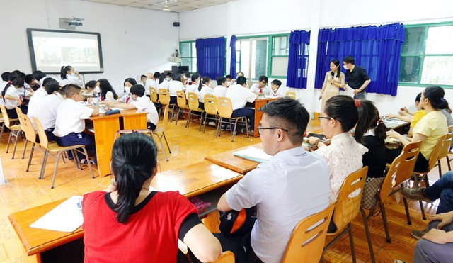 Bộ GD-ĐT 'điều chỉnh' môn tích hợp thế nào? - Ảnh 4. Giáo viên trên cả nước rất mong chờ sự điều chỉnh cụ thể từ Bộ GD-ĐT với môn tích hợp. Ảnh: ĐÀO NGỌC THẠCH