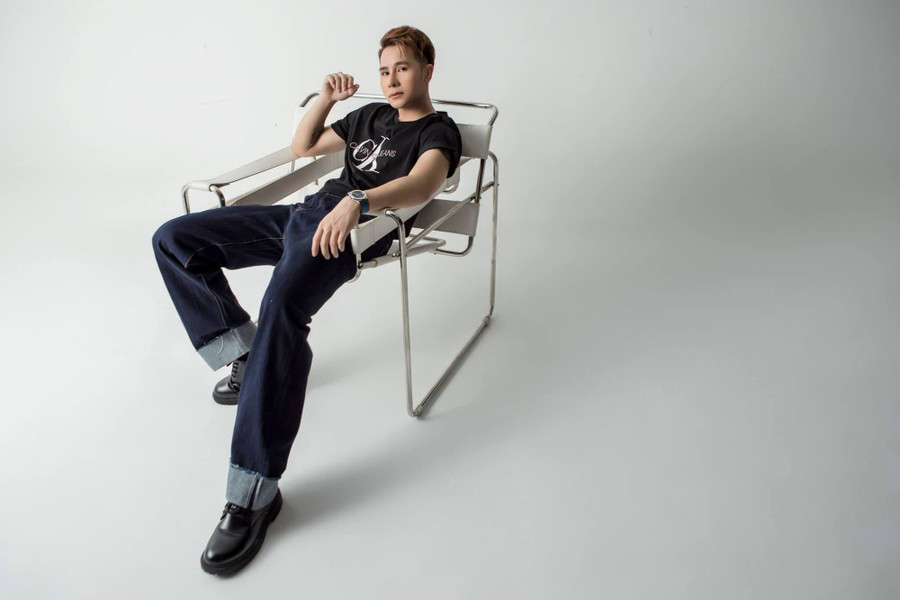 Ca sĩ Chu Bin là ai? - Ảnh 5. Chu Bin cũng nhiều lần vướng ồn ào khi hoạt động showbiz, điển hình là lần “khẩu chiến” với Hoa Vinh trên mạng xã hội. Hồi năm 2018, khi bị tố lợi dụng tên tuổi, Chu Bin bất bình tuyên bố “chưa bao giờ là anh em” với “hiện tượng mạng”. Ca sĩ 8X nhắn nhủ: “Nếu là đàn ông đúng chất, nói chuyện với nhau xong thì thôi, đừng lên mạng châm biếm nhau để gây sự chú ý”. Ảnh: FBNV