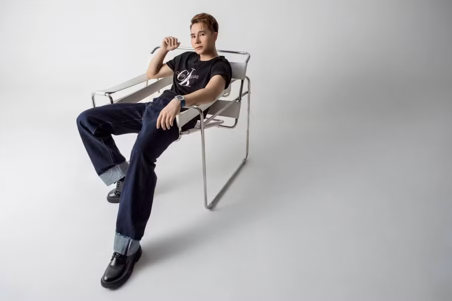 Chu Bin cũng nhiều lần vướng ồn ào khi hoạt động showbiz, điển hình là lần “khẩu chiến” với Hoa Vinh trên mạng xã hội. Hồi năm 2018, khi bị tố lợi dụng tên tuổi, Chu Bin bất bình tuyên bố “chưa bao giờ là anh em” với “hiện tượng mạng”. Ca sĩ 8X nhắn nhủ: “Nếu là đàn ông đúng chất, nói chuyện với nhau xong thì thôi, đừng lên mạng châm biếm nhau để gây sự chú ý”. Ảnh: FBNV