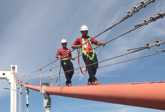Những “người nhện” chuyên kiểm tra hệ thống dây võng cầu Thuận Phước. Ảnh: HOÀNG SƠN 'Biệt đội' chăm sóc những cây cầu - Ảnh 3.