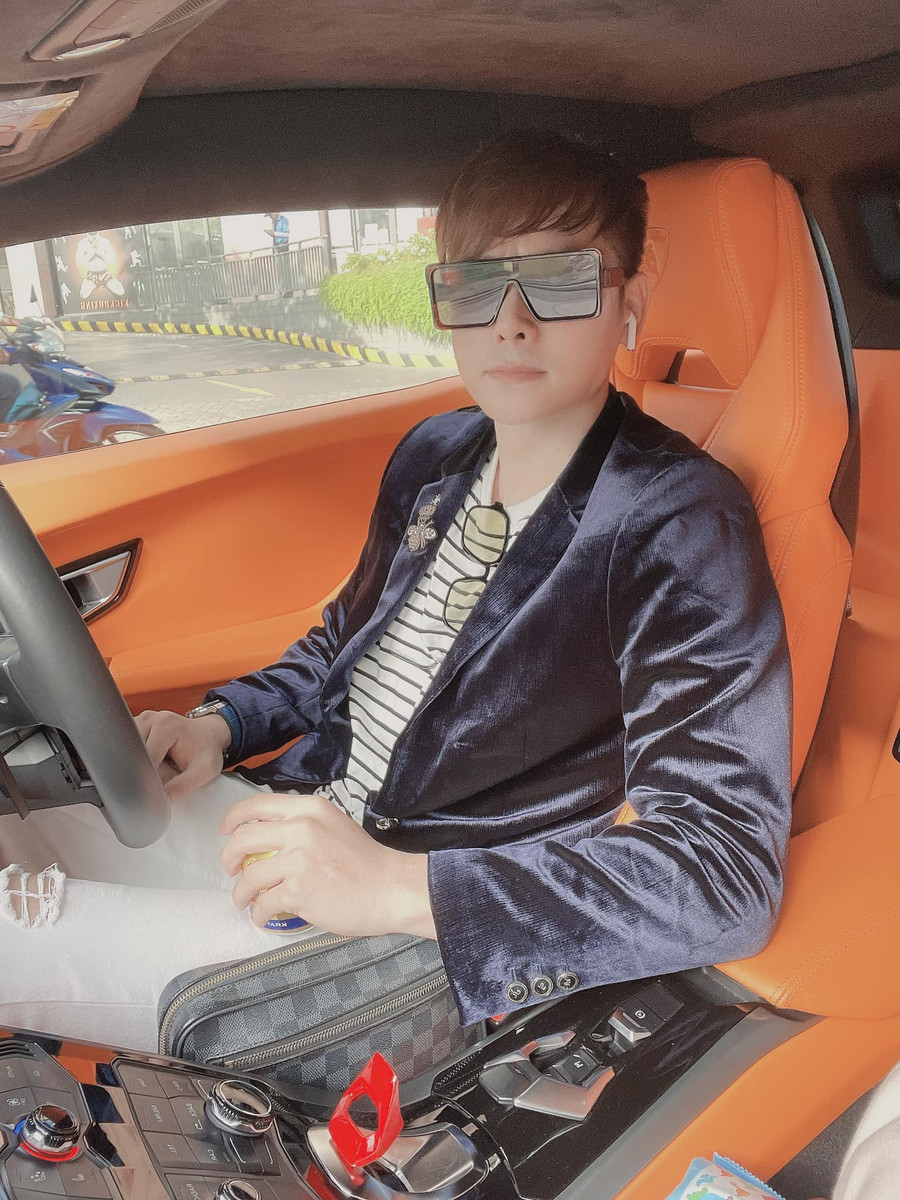 Ca sĩ Chu Bin là ai? - Ảnh 8. Hơn 10 năm đi hát, Chu Bin có cho mình khối tài sản đáng ngưỡng mộ. Anh thường check in sang trọng trong xế hộp đắt tiền. Trong một talkshow lên sóng năm 2020, giọng ca 8X cho biết: "Hiện tại tôi đã mua nhà, mua xe, tự tin để chăm sóc được cho mẹ”. Ảnh: FBNV