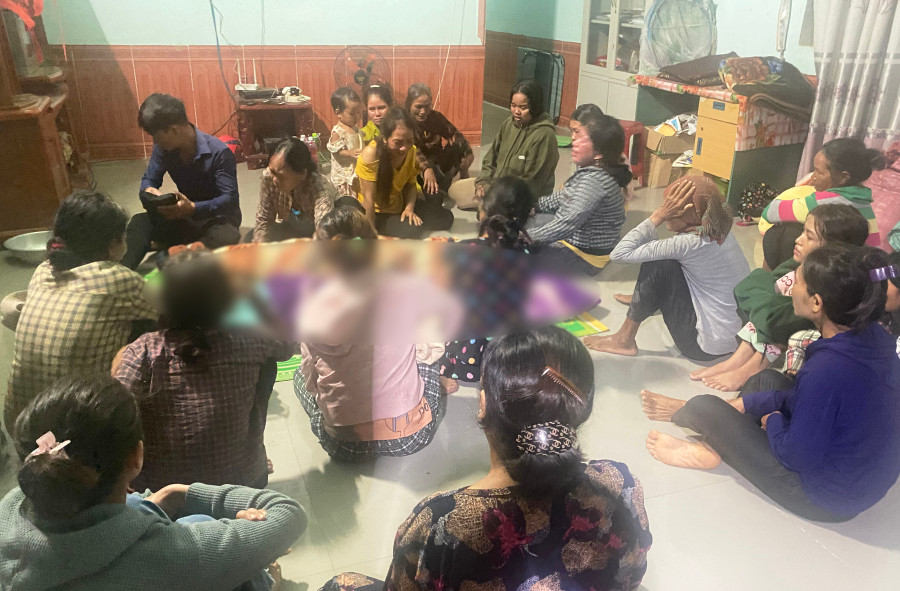 Người dân Bôn Khăn (xã Ia Sao, thị xã Ayun Pa) đến chia buồn cùng gia đình nạn nhân. Ảnh: Nguyễn Sang Người dân Bôn Khăn (xã Ia Sao, thị xã Ayun Pa) đến chia buồn cùng gia đình nạn nhân. Ảnh: Nguyễn Sang