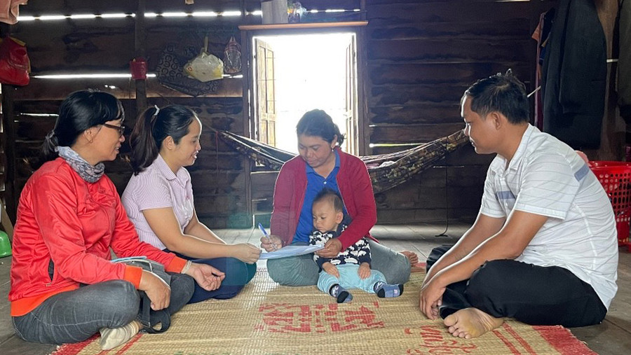 Cán bộ tín dụng Phòng Giao dịch Ngân hàng CSXH huyện Phú Thiện kiểm tra tình hình sử dụng vốn của hộ vay. Ảnh: Sơn Ca Cán bộ tín dụng Phòng Giao dịch Ngân hàng CSXH huyện Phú Thiện kiểm tra tình hình sử dụng vốn của hộ vay. Ảnh: Sơn Ca