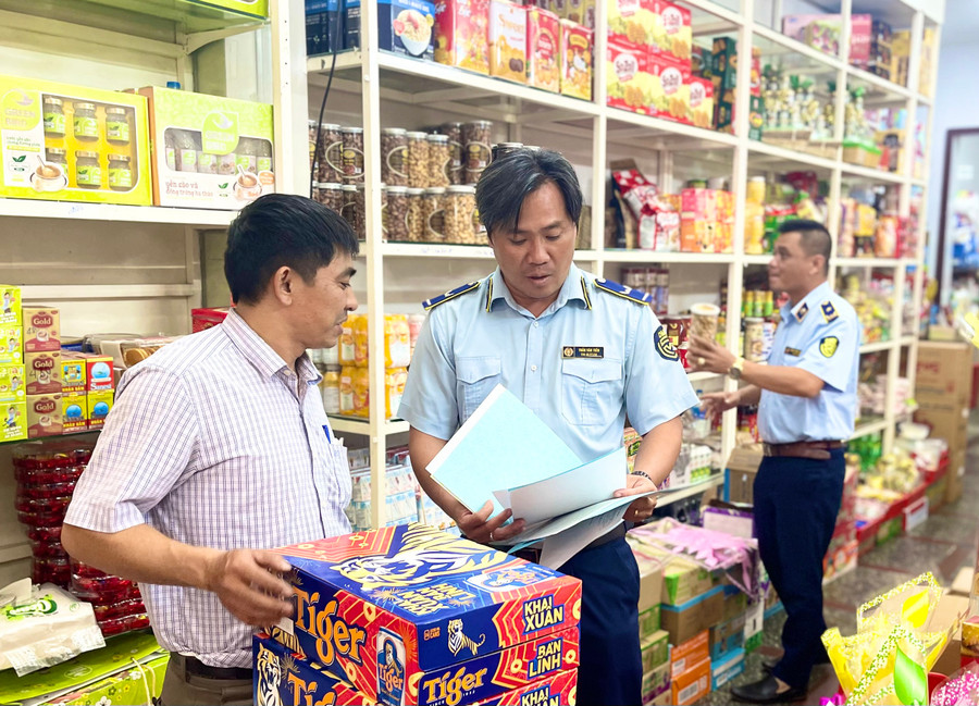 Ngành chức năng tăng cường quản lý hoạt động kinh doanh trên các sàn TMĐT và mạng xã hội nhằm ngăn chặn các hành vi kinh doanh hàng giả, hàng kém chất lượng. Ảnh: Vũ Thảo