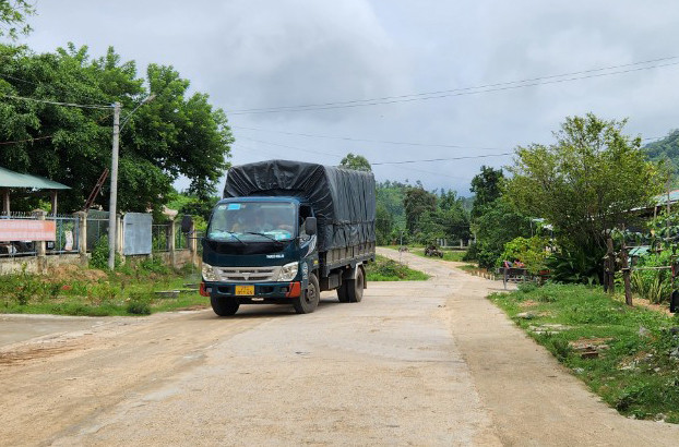 Tuyến đường vào trung tâm xã Đak Song được đầu tư mở rộng giúp người dân đi lại, vận chuyển hàng hóa thuận lợi. Ảnh: Ngọc Sang