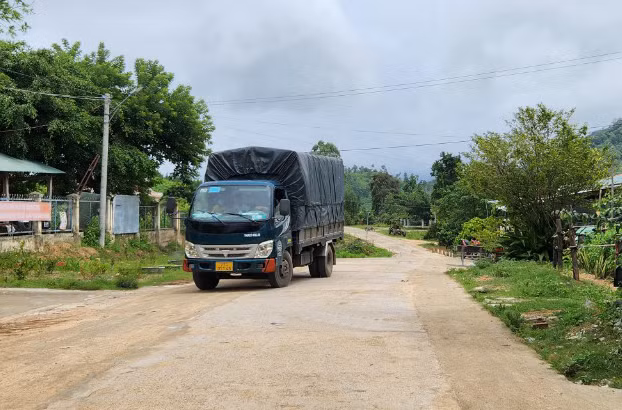 Tuyến đường vào trung tâm xã Đak Song được đầu tư mở rộng giúp người dân đi lại, vận chuyển hàng hóa thuận lợi. Ảnh: Ngọc Sang