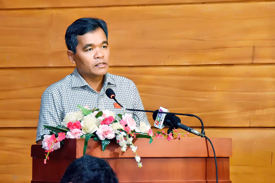 Bí thư Tỉnh ủy, Chủ tịch HĐND tỉnh Hồ Văn Niên phát biểu tại buổi tiếp xúc cử tri. Ảnh: Đức Thụy