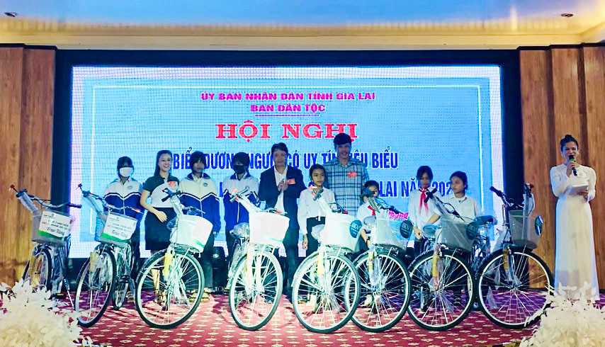 Những chiếc xe đạp được trao tặng giúp các em học sinh DTTS vùng khó khăn vơi bớt nhọc nhằn trên hành trình đến trường. Ảnh: Hải Bình Những chiếc xe đạp được trao tặng giúp các em học sinh DTTS vùng khó khăn vơi bớt nhọc nhằn trên hành trình đến trường. Ảnh: Hải Bình