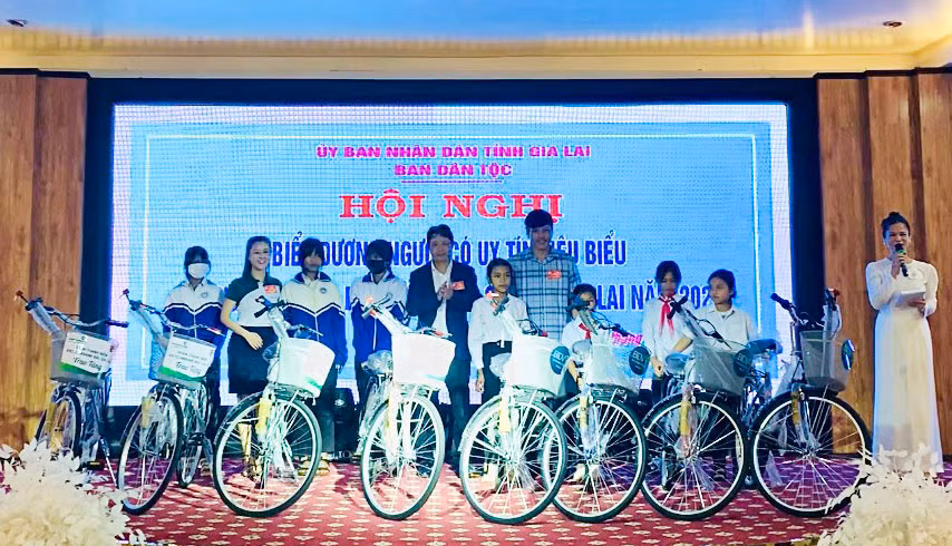 Những chiếc xe đạp được trao tặng giúp các em học sinh DTTS vùng khó khăn vơi bớt nhọc nhằn trên hành trình đến trường. Ảnh: Hải Bình