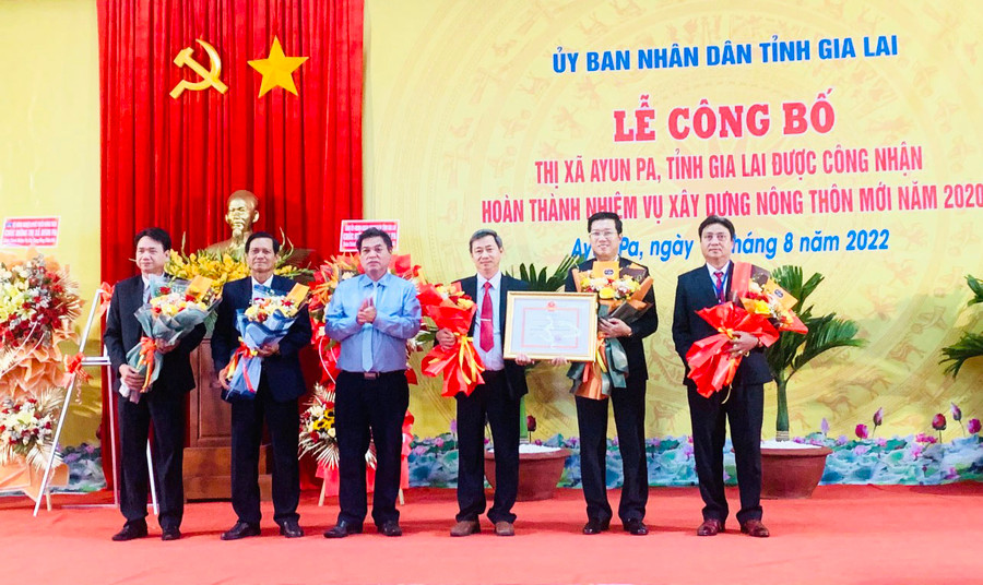 Đảng bộ, chính quyền và Nhân dân thị xã Ayun Pa vinh dự đón nhận quyết định của Thủ tướng Chính phủ công nhận hoàn thành nhiệm vụ xây dựng nông thôn mới. Ảnh: Vũ Chi