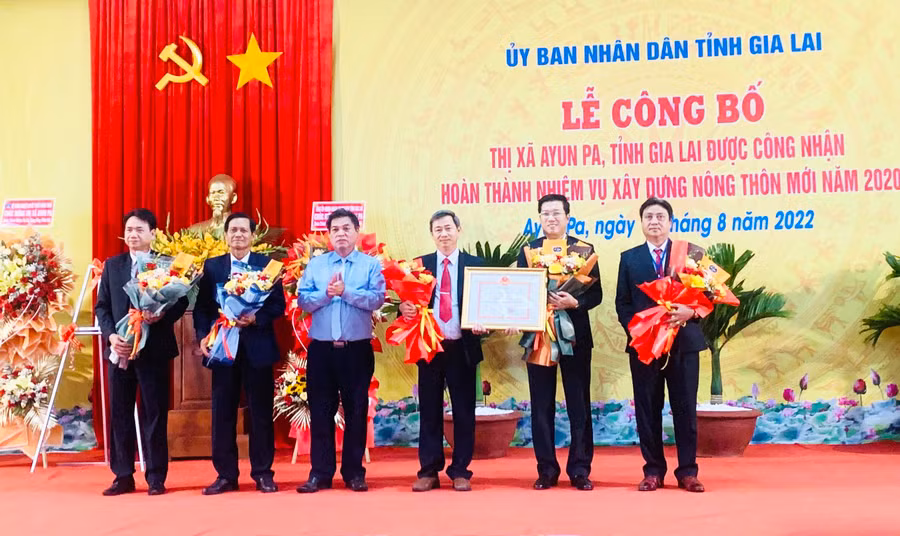 Đảng bộ, chính quyền và Nhân dân thị xã Ayun Pa vinh dự đón nhận quyết định của Thủ tướng Chính phủ công nhận hoàn thành nhiệm vụ xây dựng nông thôn mới. Ảnh: Vũ Chi