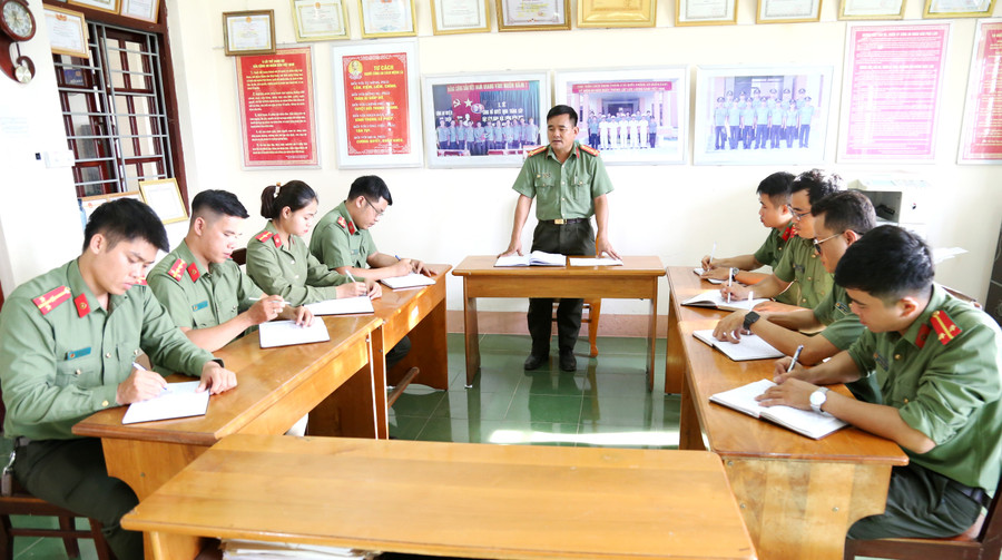 Đội An ninh Công an huyện Phú Thiện giao ban đánh giá công tác truyên truyền vận động, giúp đỡ người lầm lỡ quay về sinh hoạt trong tôn giáo thuần túy được Nhà nước công nhận. Ảnh: Hữu Trường Đội An ninh Công an huyện Phú Thiện giao ban đánh giá công tác truyên truyền vận động, giúp đỡ người lầm lỡ quay về sinh hoạt trong tôn giáo thuần túy được Nhà nước công nhận. Ảnh: Hữu Trường