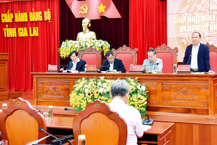 Phó Bí thư Tỉnh ủy Rah Lan Chung gợi ý thảo luận. Ảnh: Đức Thụy Phó Bí thư Tỉnh ủy Rah Lan Chung gợi ý thảo luận. Ảnh: Đức Thụy