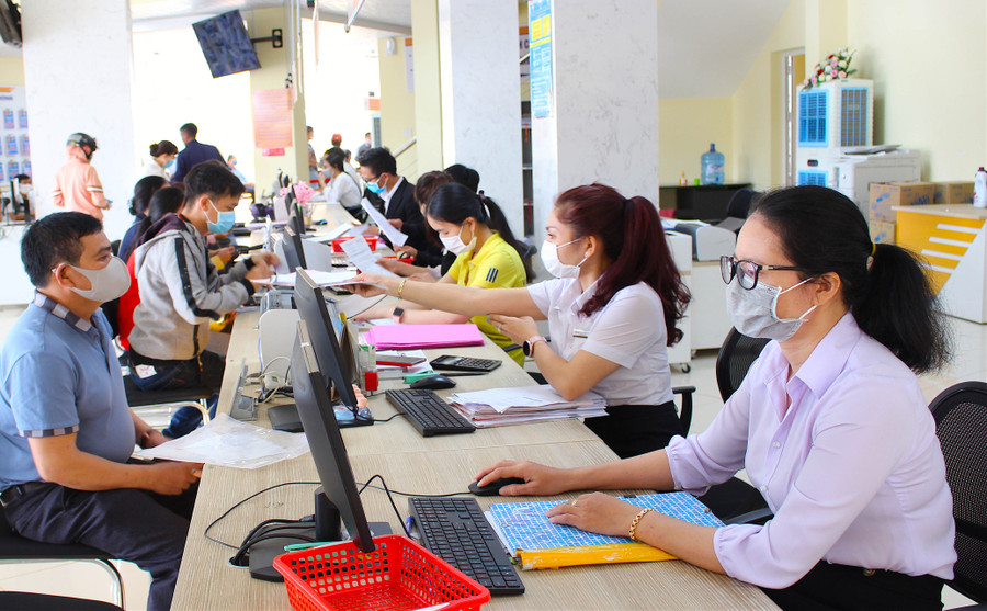 Người dân giải quyết thủ tục hành chính tại Trung tâm Phục vụ hành chính công tỉnh. Ảnh: Hồng Thi