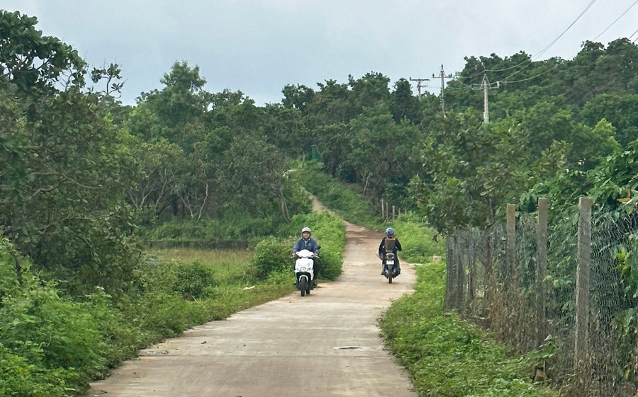 Đường giao thông làng Nang (xã Ia Tô, huyện Ia Grai) được bê tông hóa giúp người dân đi lại thuận lợi. Ảnh: Thiên Di