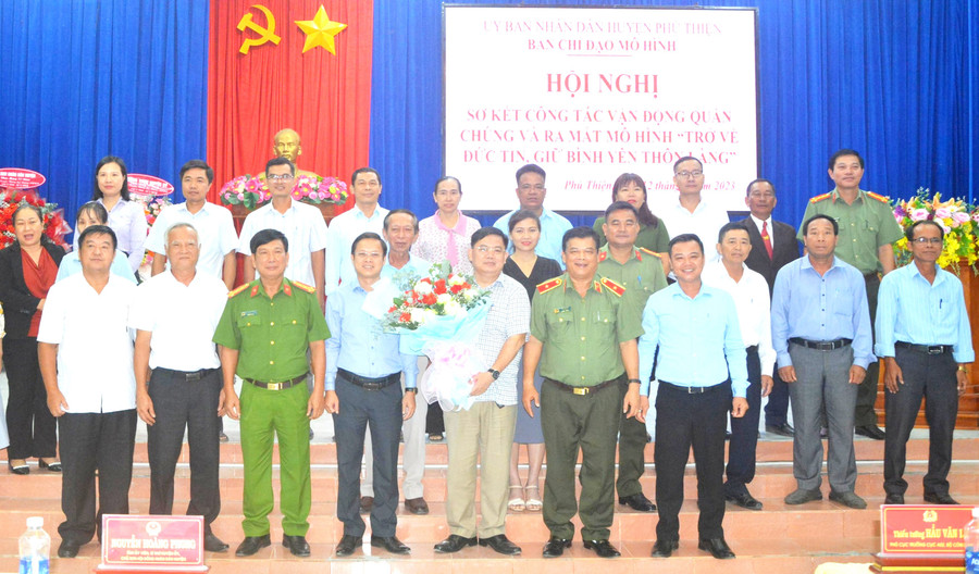 Các đại biểu tặng hoa chúc mừng huyện Phú Thiện ra mắt mô hình “Trở về đức tin, giữ bình yên thôn, làng”. Ảnh: Hữu Trường Các đại biểu tặng hoa chúc mừng huyện Phú Thiện ra mắt mô hình “Trở về đức tin, giữ bình yên thôn, làng”. Ảnh: Hữu Trường