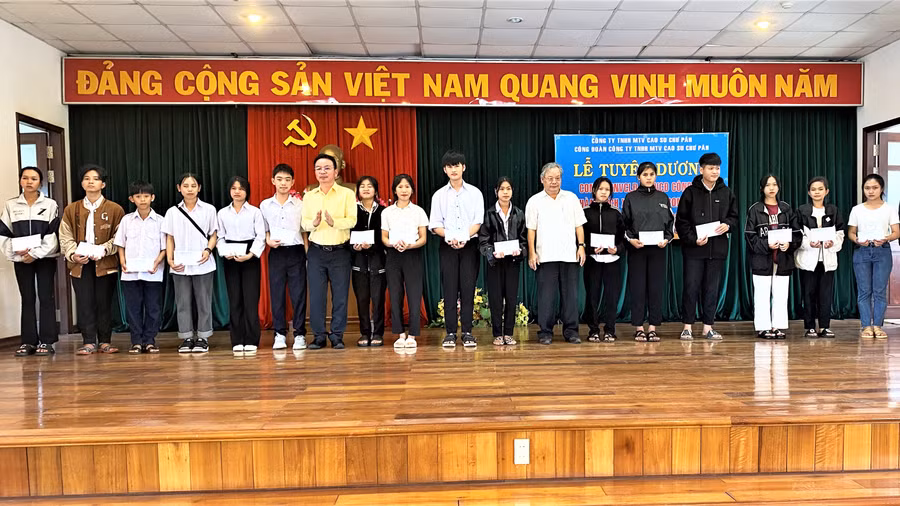 Lãnh đạo Công ty trao quà cho các em học sinh học giỏi năm học 2022-2023. Ảnh: Hà Đức Thành